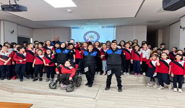 Emniyet Görevlileri Öğrencileri Bilinçlendirmeye Devam Ediyor