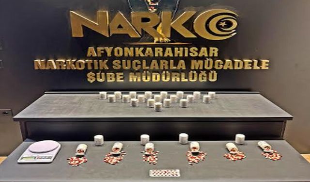 Polis Sokak Satıcılarına Operasyon Yaptı: 1658 Adet Uyuşturucu Hap Ele Geçirdi