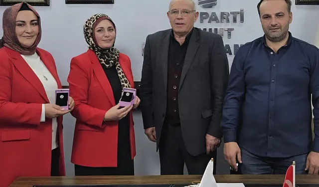 AK PARTİ'DEN BAŞARILI TEŞKİLATA GÜMÜŞ ROZET