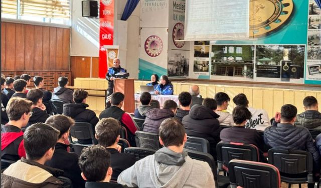 Emniyet Görevlileri Öğrencileri Bilgilendirmeye Devam Ediyor