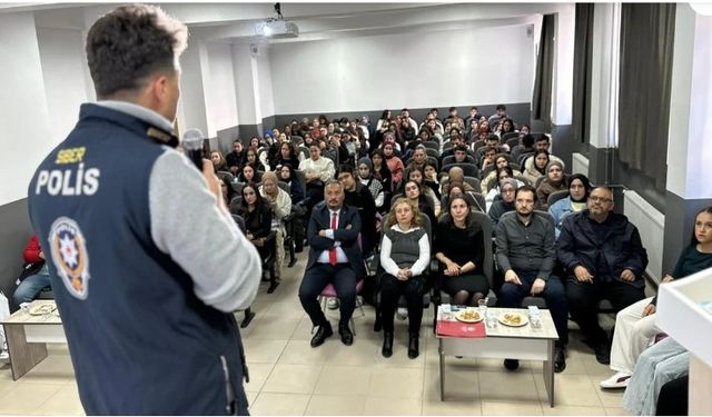 ÖĞRENCİ VE VELİLERE SİBER SUÇLAR EĞİTİMİ VERİLDİ