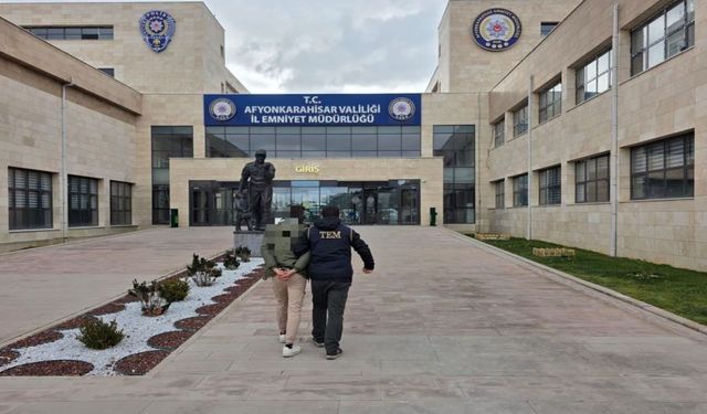 Polis yakaladığı DEAŞ üyesini sınır dışı etti