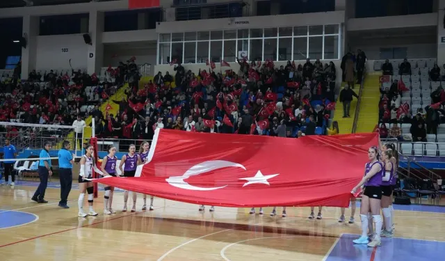 Karşılaşmaya Türk Bayrağı ile Çıktılar!