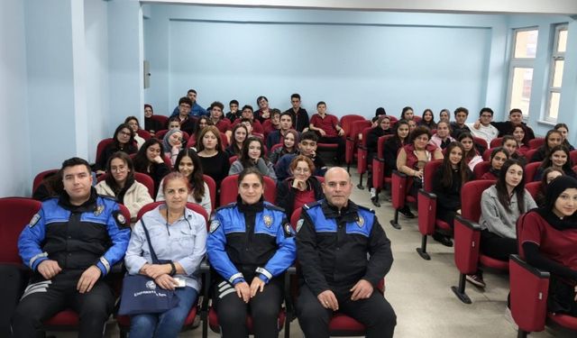Polis Öğrencileri Bilgilendirdi