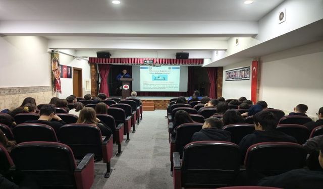 Polis Öğrencileri Bilgilendirdi
