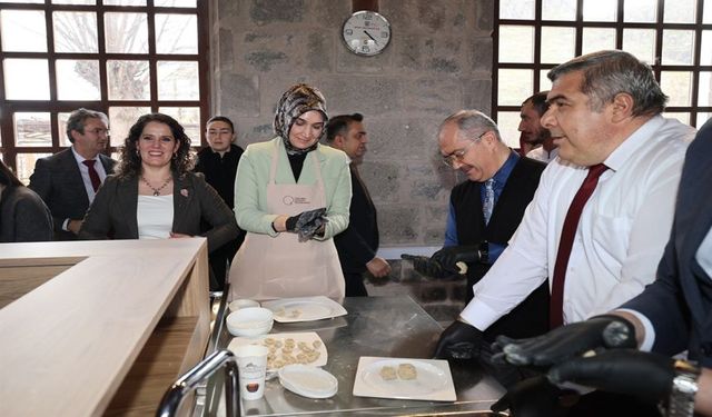 Vali Yiğitbaşı, Gençlerle Birlikte Yöresel Lezzet “Göce Köttüsü” Yoğurdu