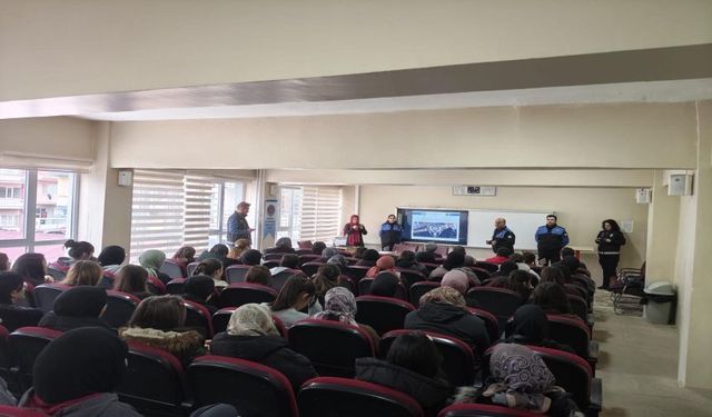 Polis Sandıklı’da Öğrencileri Bilgilendirdi