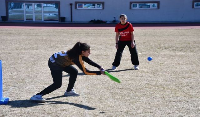 Küçük Kızlar Kriket Müsabakaları Tamamlandı