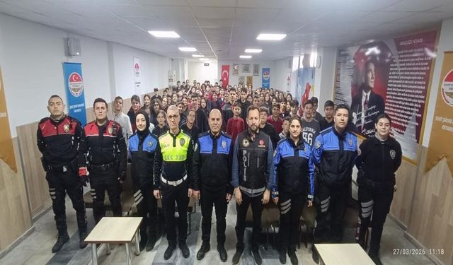 Polis Öğrencileri Değişik Konularda Bilgilendirdi