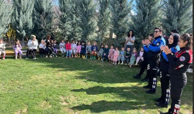 Polis Öğrencileri Bilgilendirdi