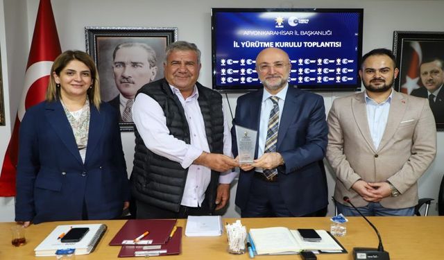 Başkan Şahin Özverili Çalışan Yönetim Kurulu Üyelerine Teşekkür Plaketi Takdim Etti