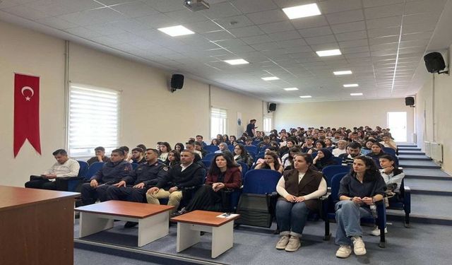 Jandarma Emirdağ’da Öğrencileri Bilgilendirdi