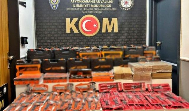 Kaçak malzeme ile uyuşturucu hap ele geçirildi