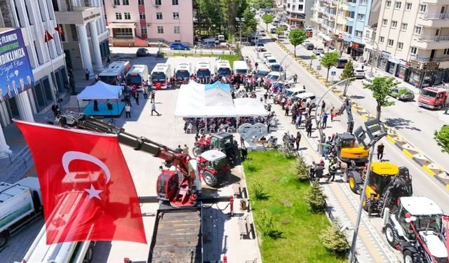 Sandıklı Belediyesi Araç Parkına Yeni Hizmet Araçları Katıldı