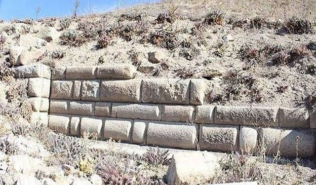 Dinar’ın 8 Bin Kişilik Antik Tiyatrosu Yeniden Kazılmayı Bekliyor