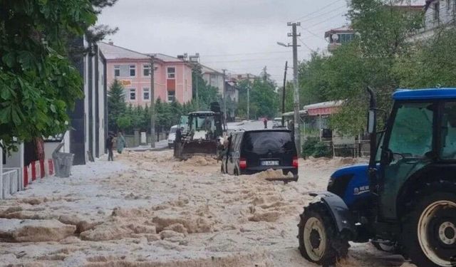 Dolu Bir Anda Bastırdı, Yollar Kapandı, Kepçeler Yollara İndi