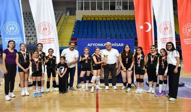 Afyonkarahisar’da Mini Kızlar Voleybol Müsabakaları Sona Erdi
