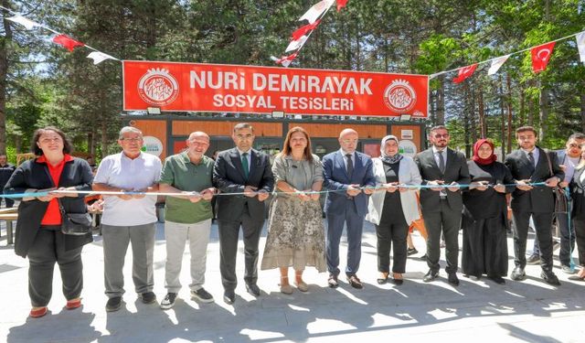 Nuri Demirayak Parkı Kafeteryası Hizmete Açıldı