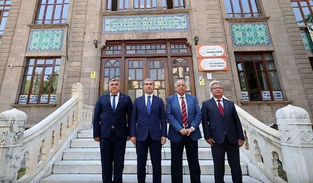 Vali Dr. Naci Aktaş, Afyon Lisesi’ni Ziyaret Etti
