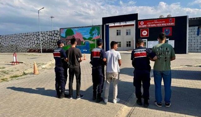 Jandarma Aranan 34 Şahsı Yakaladı