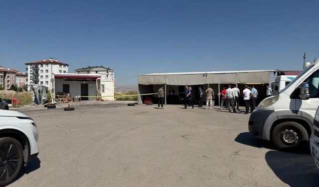 Minibüs durağında kanlı dehşet: 1 kişi öldü, 1 kişi yaralandı