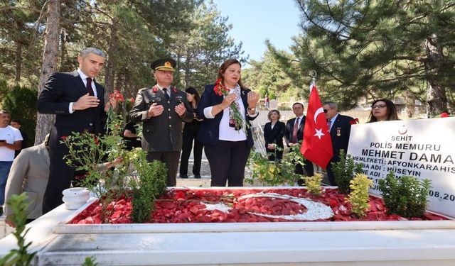 Vali Aktaş, Şehitlik Ziyaretinde Bulundu