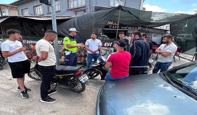 Jandarma Vatandaşları Trafik Güvenliği Konusunda Bilgilendirdi