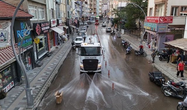 Sandıklı'da Yollar Yıkandı