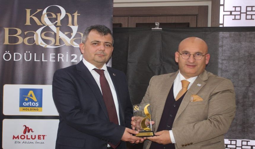 KENT BAŞKAN DERGİSİ’NDEN BELEDİYE BAŞKANI SERKAN KOYUNCU'YA ÖDÜL
