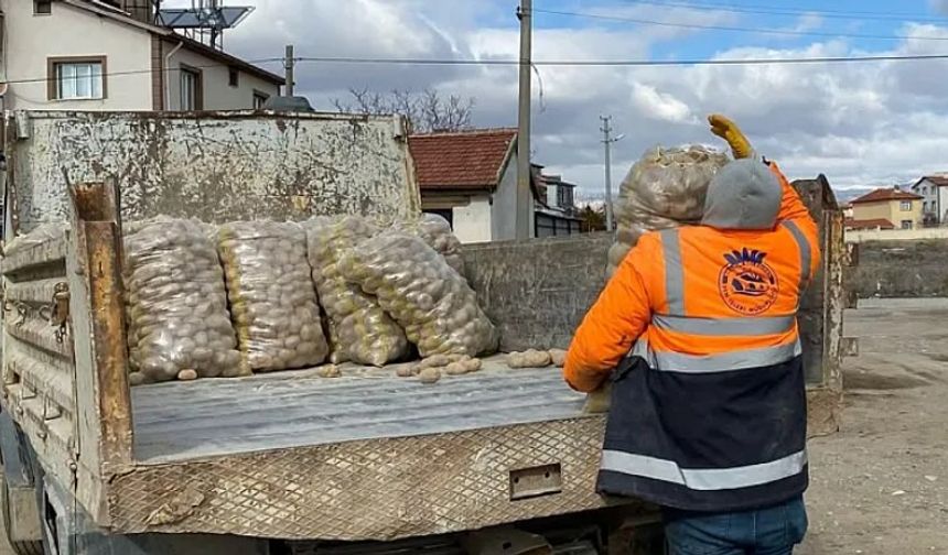BOLVADİN BELEDİYESİ İHTİYAÇ SAHİPLERİNE 15 TON PATATES DAĞITTI