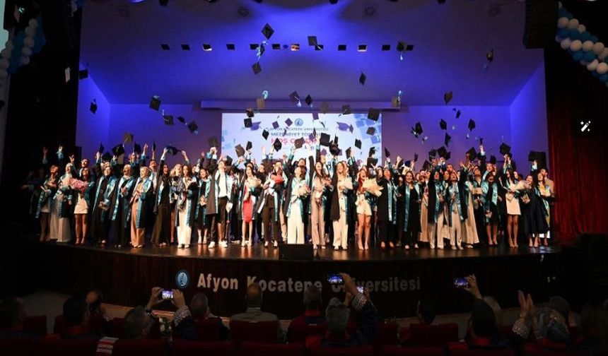 AKÜ İKTİSADİ VE İDARİ BİLİMLER FAKÜLTESİ’NDE MEZUNİYET TÖRENİ