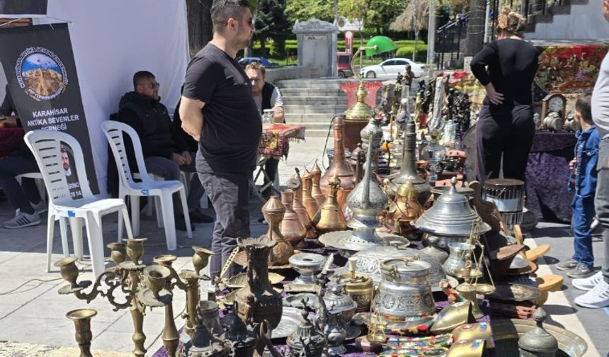 AFYONKARAHİSAR’DA ANTİKA PAZARI HEYECANI
