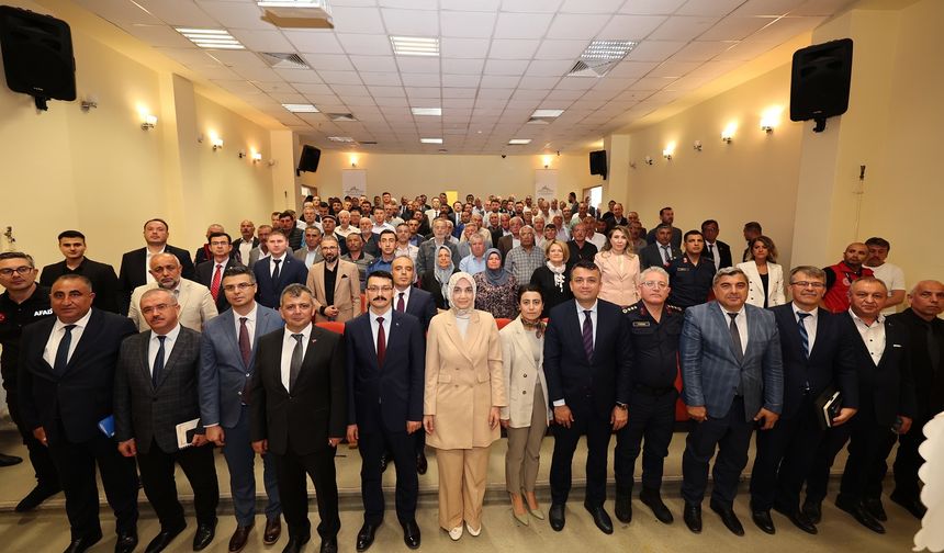 VALİ YİĞİTBAŞI EMİRDAĞ’DA MUHTARLARLA TOPLANTI GERÇEKLEŞTİRDİ