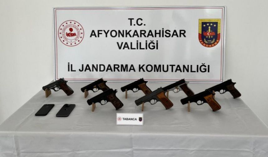 JANDARMA SİLAH TACİRİNİ YAKALADI
