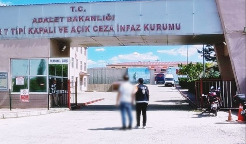 POLİS ARANAN ŞAHSI KARDEŞİNİN KİMLİĞİ İLE YAKALADI