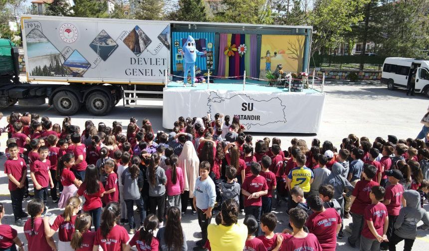 “KÜÇÜK SU DAMLASI” TİYATRO OYUNU OKULLARDA DEVAM EDİYOR