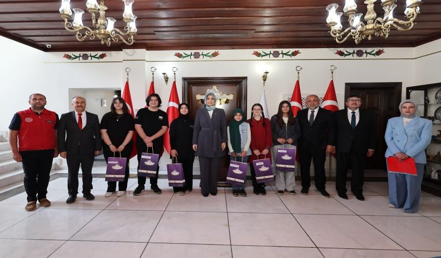 Vali Yiğitbaşı Yarışmada Dereceye Giren Öğrencileri Makamında Kabul Etti