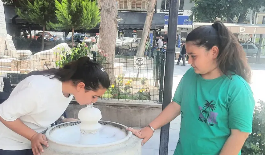 Dinar’da Sokak Çeşmelerinden Buz Gibi Doğal Kaynak Suyu Akıyor