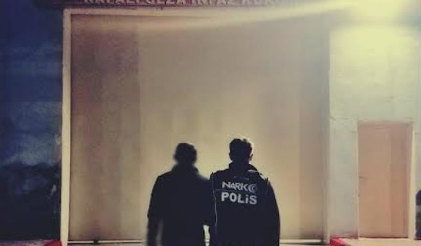 POLİS HIRSIZLIK SUÇUNDAN ARANAN ŞAHSI YAKALADI
