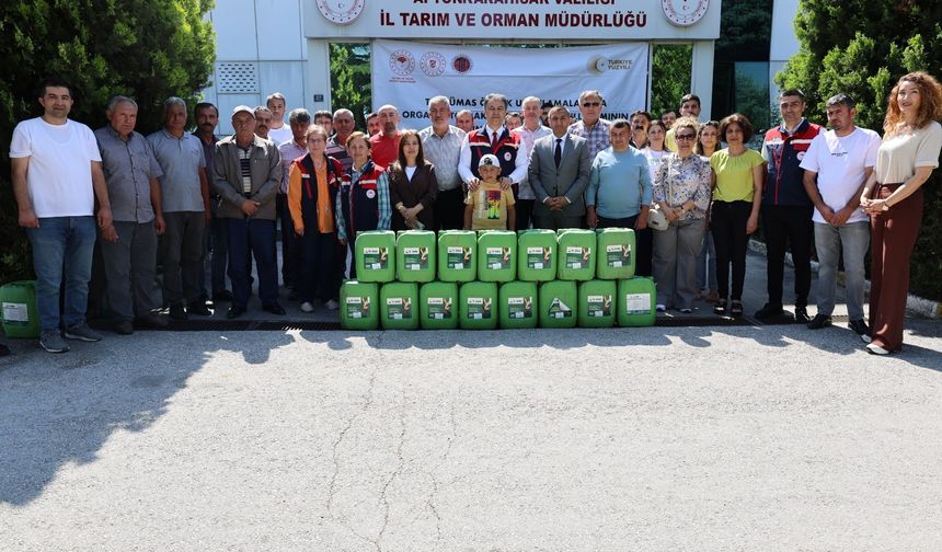 ÇİFTÇİLERE 600 LİTRE HÜMİK ASİT ÜCRETSİZ OLARAK DAĞITILDI