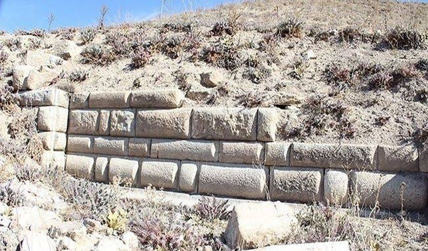 Dinar’ın 8 Bin Kişilik Antik Tiyatrosu Kazıları Yeniden Başlasın, Tarih Ayağa Kalksın!