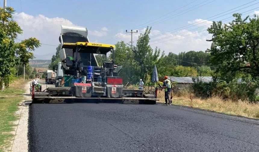 Sinanpaşa'da 10 köyü, 4 beldeyi birbirine bağlayan yol sıcak asfalt oluyor