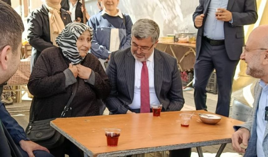 AK Parti Heyeti Cuma Pazarı’nda Halkı Dinledi