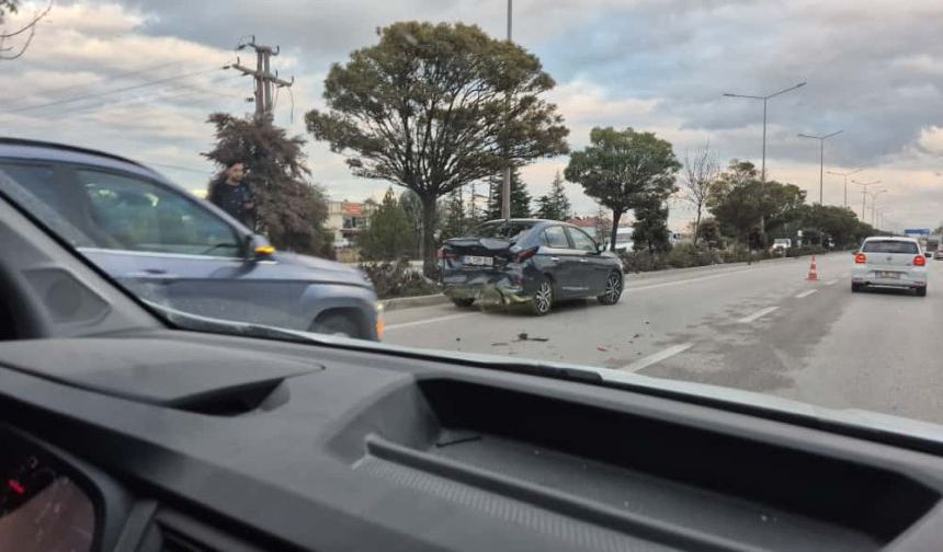 Afyon’da Akşam Saatlerinde Zincirleme Kaza: 3 Araç Birbirine Girdi