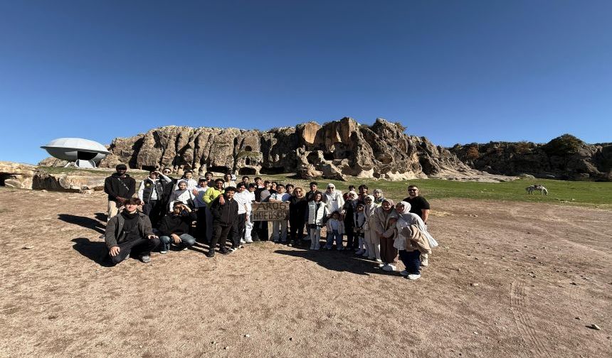 AKÜ TÖMER Öğrencileri, Cumhuriyet’in 102. Yılını Frigya’da Çevre Temizliğiyle Kutladı