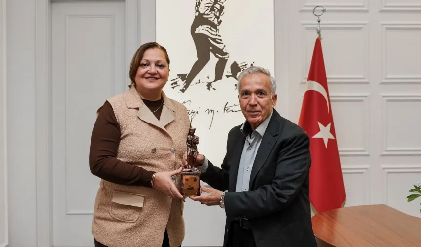 Yazar Donat Burcu Köksal’ı övdü, “"Halkın İçinde Bir Belediye Başkanı"