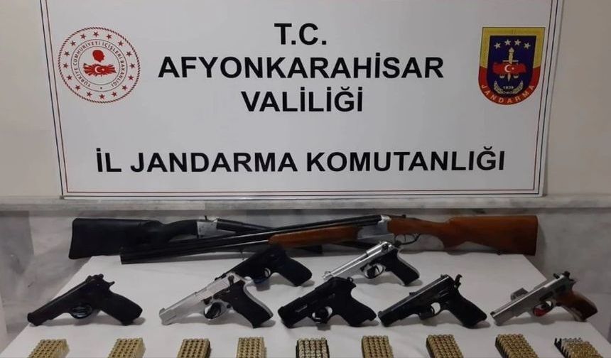 Jandarma Ruhsatsız Silahlar Ele Geçirdi