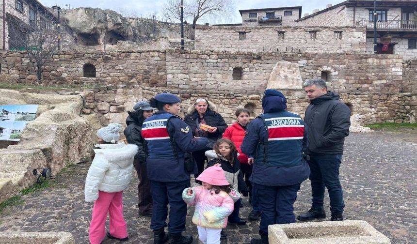 İhsaniye’de Vatandaşlara KADES Uygulaması Hakkında Bilgi Verildi