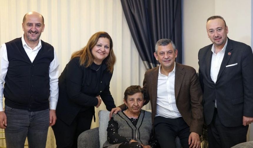 Özgür Özel’den Burcu Köksal’ın annesine geçmiş olsun ziyareti