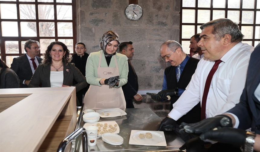 Vali Yiğitbaşı, Gençlerle Birlikte Yöresel Lezzet “Göce Köttüsü” Yoğurdu